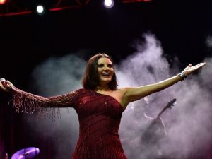 Göksel, Antalya’da sahne aldı