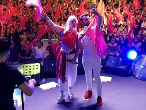 Emre Kaya ve Ömür Gedik Avşa’yı salladı