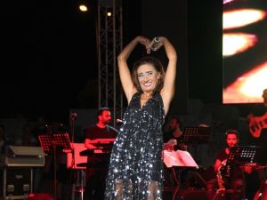 Yıldız Tilbe ilginç danslarını abarttı