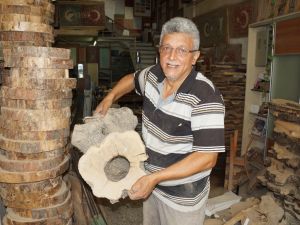 Yanacak odunlara sanatıyla değer katıyor