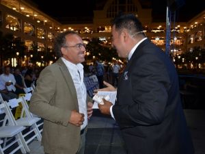 İzmir’deki film festivalinin ödül töreninde ünlüler geçidi