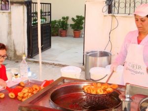 Ege’nin Hamsisi dizisinin çocuk yıldızı büyük babaannesi için lokma dağıttı