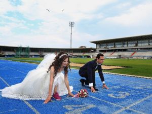 Düğün fotoğraflarını aşklarının başladığı atletizm sahasında koşarak çektirdiler
