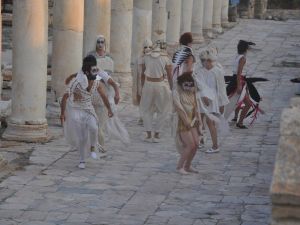 Tripolis’te sanatçılar danslarla kuşları canlandırdı