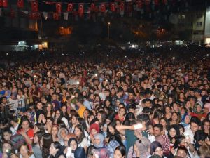 Yusuf Güney ve Simge Sağın hayranlarını coşturdu