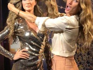 Top model Gisele balmumu heykeliyle poz verdi