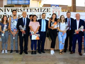 Öğrenciler karanfillerle karşılandı