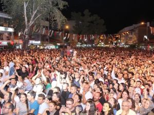 Çivril’de Hande Yener rüzgarı esti