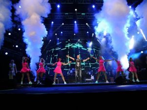 Ünlü sanatçı Serdar Ortaç, Harbiye’de hayranlarına unutulmaz bir konser verdi