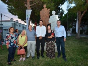 Foça’ya Avni Arbaş heykeli