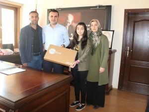 Başarılı öğrencilere bilgisayar ve telefon hediye edildi