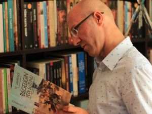 ‘Gençlerin Fısıldadıkları’ adlı kitap raflarda yerini aldı