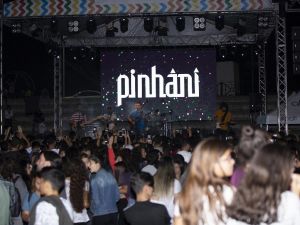 Ünlü sunucu Ebru Akel ve oğlunun piknik keyfi