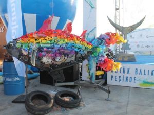 Öğrencilerin atıklardan yaptığı balık heykeli ile 3 öğrencinin eğitimine katkı