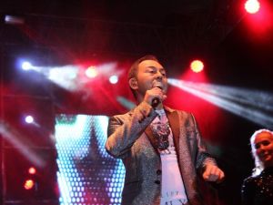 Serdar Ortaç Kocaeli’de hayranlarını coşturdu