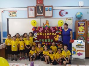 Öğretmenden öğrencilerine süslü karşılama