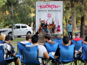 Çimlerde konser keyfi