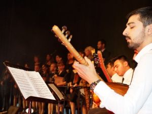 Onkoloji korosu söyledi, gaziler dinledi