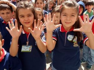 Abi ve ablaları çalıyor, minikler şarkılarla eğleniyor