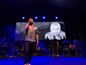 Emre Kaya’dan konserlerinde ustalara saygı