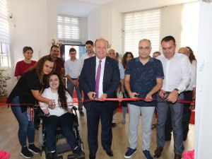 Özel ressama Başkan Özakcan desteği