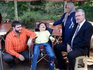 Şahan Gökbakar filim setinde engelli hayranlarıyla buluştu