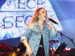 Ece Seçkin hayranlarını coşturdu