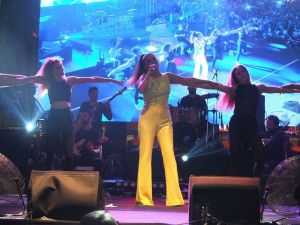 Demet Akalın’a 60 bin kişilik Bandırma morali