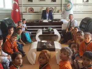 Altıntaş Belediyesi’nden kırtasiye yardımı