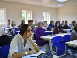 İlk dersi Rektör Çiçek verdi