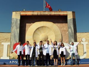 Genç hekim adayları beyaz önlüklerini giydi