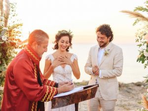 Oyuncu Tuğçe Altuğ ile yönetmen Tolga Karaçelik evlendi