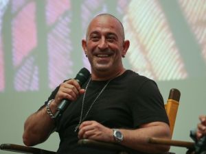 Ünlü şovmen Cem Yılmaz’dan evlilik esprisi