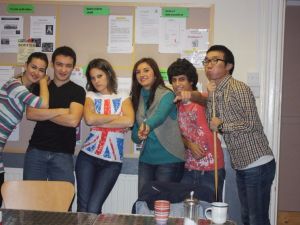 Yurtdışında okuyanlar masraflarını çalışarak karşılıyorlar