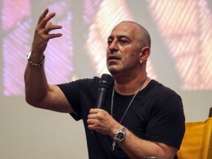 Cem Yılmaz sahne gösterilerine yeniden başlıyor