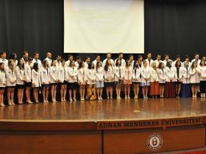 Genç diş hekimi adayları beyaz önlüklerini giydi