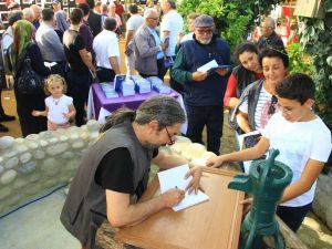 Atılgan kitabını kuyuda imzaladı