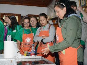 Turistler Menteşe’de “ebru” sanatı ile tanıştı