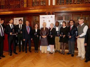 Emine Erdoğan’dan doktorlara plaket