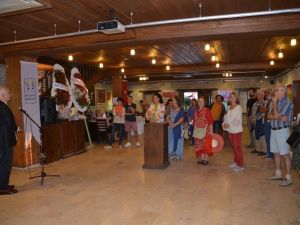 Kuşadası’nda renk teorisi temalı sergi açıldı