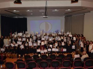 Cambridge sınavlarında yüzde 100 başarı gösteren Yakın Doğu İlkokulu öğrencileri sertifikalarını aldı
