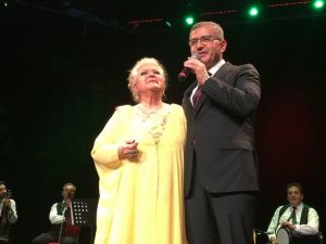 Neşe Karaböcek’ten nostalji gecesi