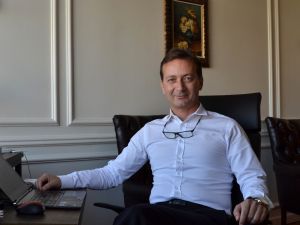 "Kimsenin cildi bir yaz mevsiminde birden bire kırışmaz"