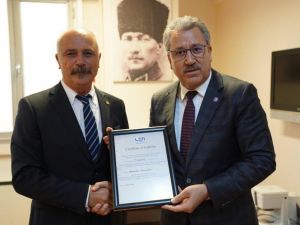 Egeli başarılı bilim insanı Prof. Dr. Özçaldıran’a ’Altın Rozet’ ödülü