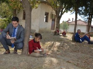 Kaymakam İrdelp öğrencilerle kitap okudu