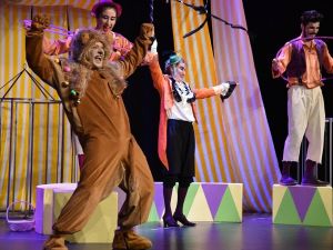 Çocuklar ’Şarlo sirkte’ oyunu ile eğlendi