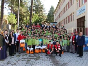 Öğrencilere kırtasiye ve ayakkabı yardımı