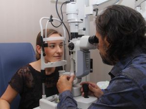 Şaşılık, tablet ve kitapla değil, gözlük tedavisinin yetersizliğinden artabilir