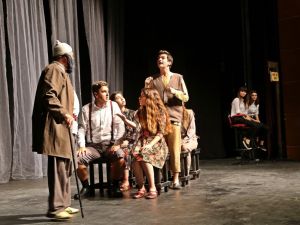 Efeler Belediye Tiyatrosu yeni sezonu alkışlarla açtı