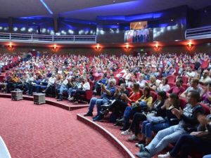 Hayatlarında hiç tiyatroya gitmeyen minikler unutulmaz gün yaşadı